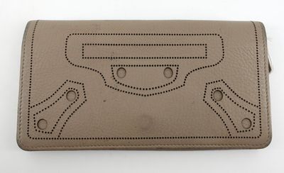 une image représentant un sac à main beige troué