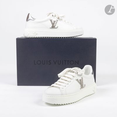 baskets Louis Vuitton blanches avec des détails argentés