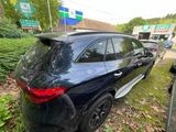 l'arrière d'un SUV Mercedes noir garé sur le bord de la route