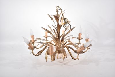 l'image d'un lustre avec cinq lumières suspendues au plafond