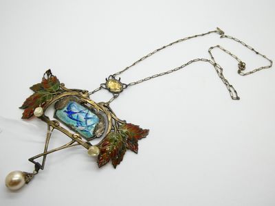 gros plan d'un collier sur une surface blanche