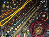 de nombreux colliers et bracelets différents disposés sur une table