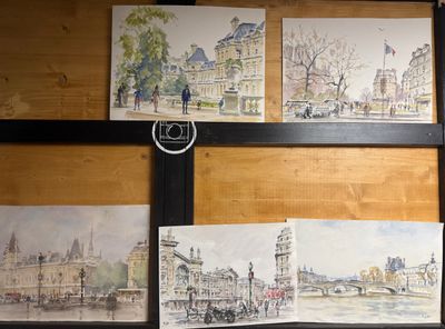 quatre tableaux accrochés au mur d'une pièce