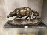 une statue en bronze représentant un taureau et un veau