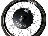 un gros plan d'une roue de vélo sur laquelle est inscrit le mot « zeebike »