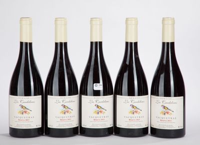 quatre bouteilles de vin sont alignées sur une surface blanche