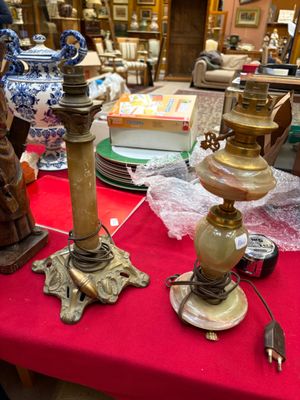 Un lot de deux lampes à poser