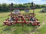 une image représentant un tracteur et une charrue dans un champ