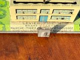 une photo d'un livre sur lequel figure l'image d'une maison