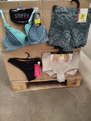 une boîte en carton sur laquelle se trouvent des sous-vêtements et une bouteille d'eau