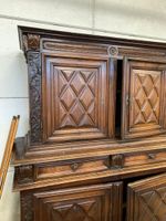 Buffet deux-corps à retrait en noyer, mouluré et sculpté, ou… (photo 3)