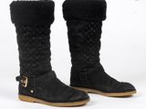gros plan d'une paire de bottes noires sur fond blanc