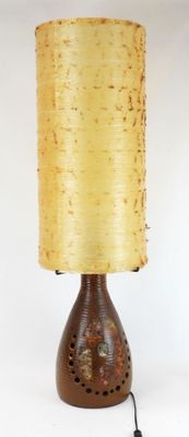 une lampe posée sur une table et munie d'un cordon