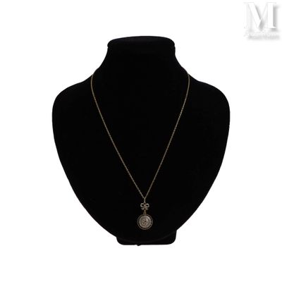 un mannequin noir portant un collier orné d'un médaillon