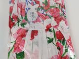 robe à imprimé floral rose et blanc avec un nœud papillon