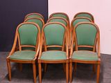 six chaises alignées