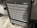 une image d'une armoire à outils dans un garage