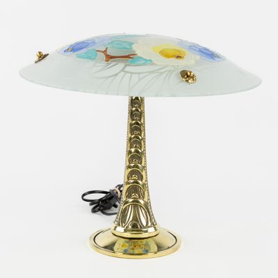 une photo d'une lampe de table munie d'un abat-jour en verre