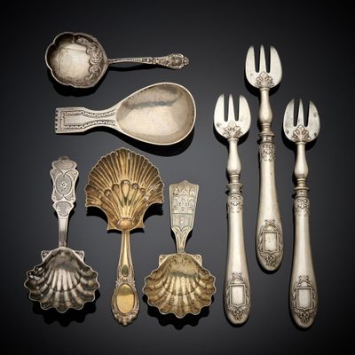beaucoup de cuillères en argent et de cuillères sur une table