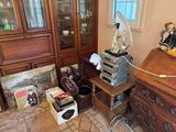 une pièce avec une commode, une armoire et d'autres objets posés par terre