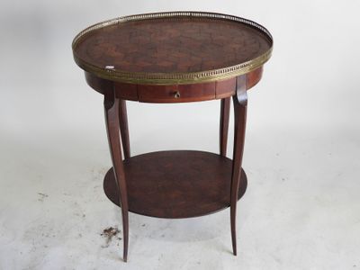 une image représentant une table en bois sur laquelle est posé un plateau