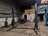 un grand garage contenant beaucoup de matériel