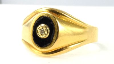 l'image d'une bague en or surmontée d'un diamant