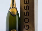 une bouteille de champagne à côté d'une boîte contenant un couteau
