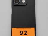 un gros plan d'un téléphone sur lequel figure une étiquette de prix