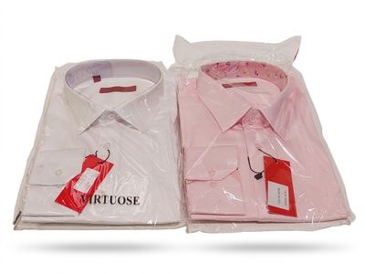 deux chemises emballées dans des sacs en plastique, posées sur une surface blanche