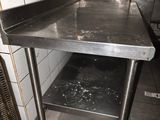 une table en acier inoxydable au milieu d'une cuisine