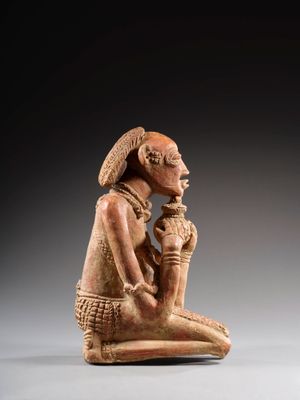 l'image d'une statue d'un homme avec un chapeau sur la tête