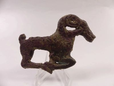 statue d'un cheval posée sur un socle transparent, sur fond blanc