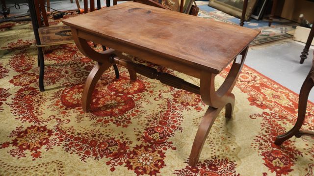 Table basse ou bout de canapé. H 46 L 70 cm