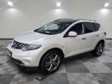 un SUV Nissan blanc garé dans une grande pièce