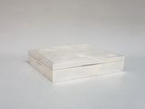 une pile de livres blancs posée sur une surface blanche