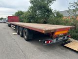 un camion à plateau garé sur le bord de la route
