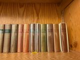de nombreux livres alignés sur une étagère