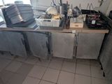 une photo d'une cuisine dont le plan de travail est encombré