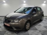 la voiture grise est garée sur un sol en damier dans le garage