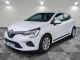 une voiture blanche est garée sur le sol à carreaux d'un garage
