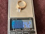 une bague en or posée sur une balance numérique