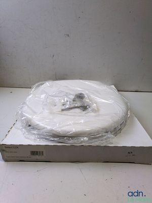 une boîte blanche recouverte d'un tissu blanc