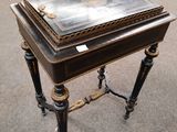 une petite table sur laquelle se trouve un miroir