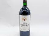 une bouteille de vin posée sur une table