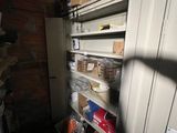 un placard rempli de cartons et des cartons dans une pièce