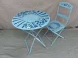 une table et deux chaises posées à même le sol