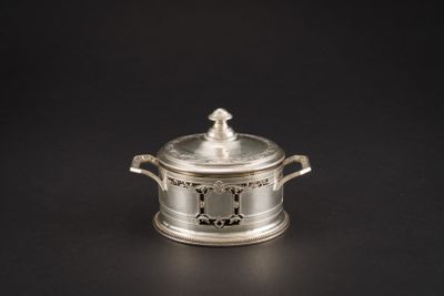 une cocotte ancienne en métal argenté avec un couvercle, sur fond noir