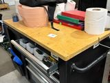 de nombreux rouleaux de papier toilette posés sur un établi