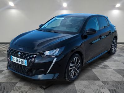 une voiture noire garée sur le sol en damier d'un garage